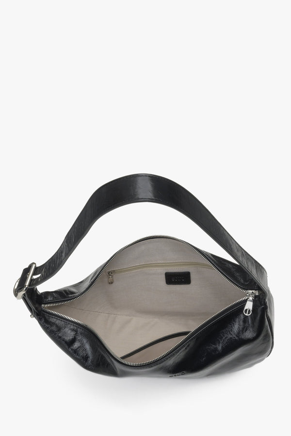 Skórzana czarna torebka damska na ramię lakierowana Estro - zbliżenie na wnętrze modelu.