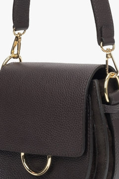 Ciemnobrązowa skórzana torebka damska Estro w kształcie podkowy - zbliżenie na detal.