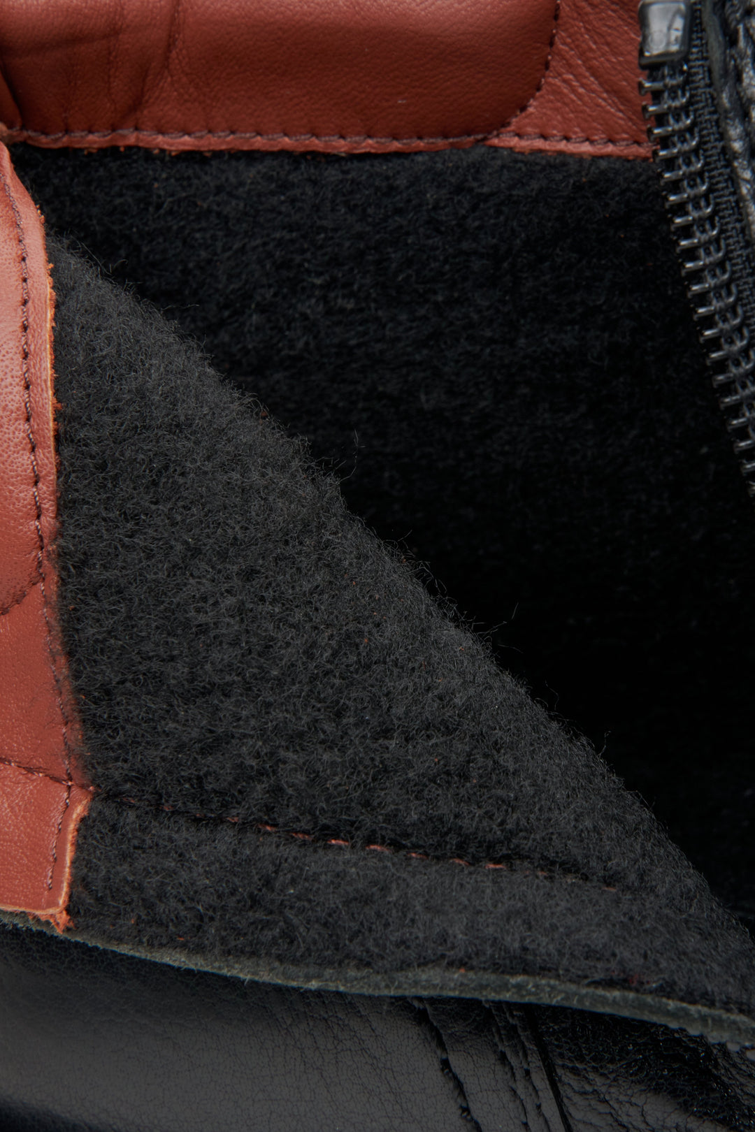 Podwyższane botki męskie Estro - zbliżenie do wnętrza buta.