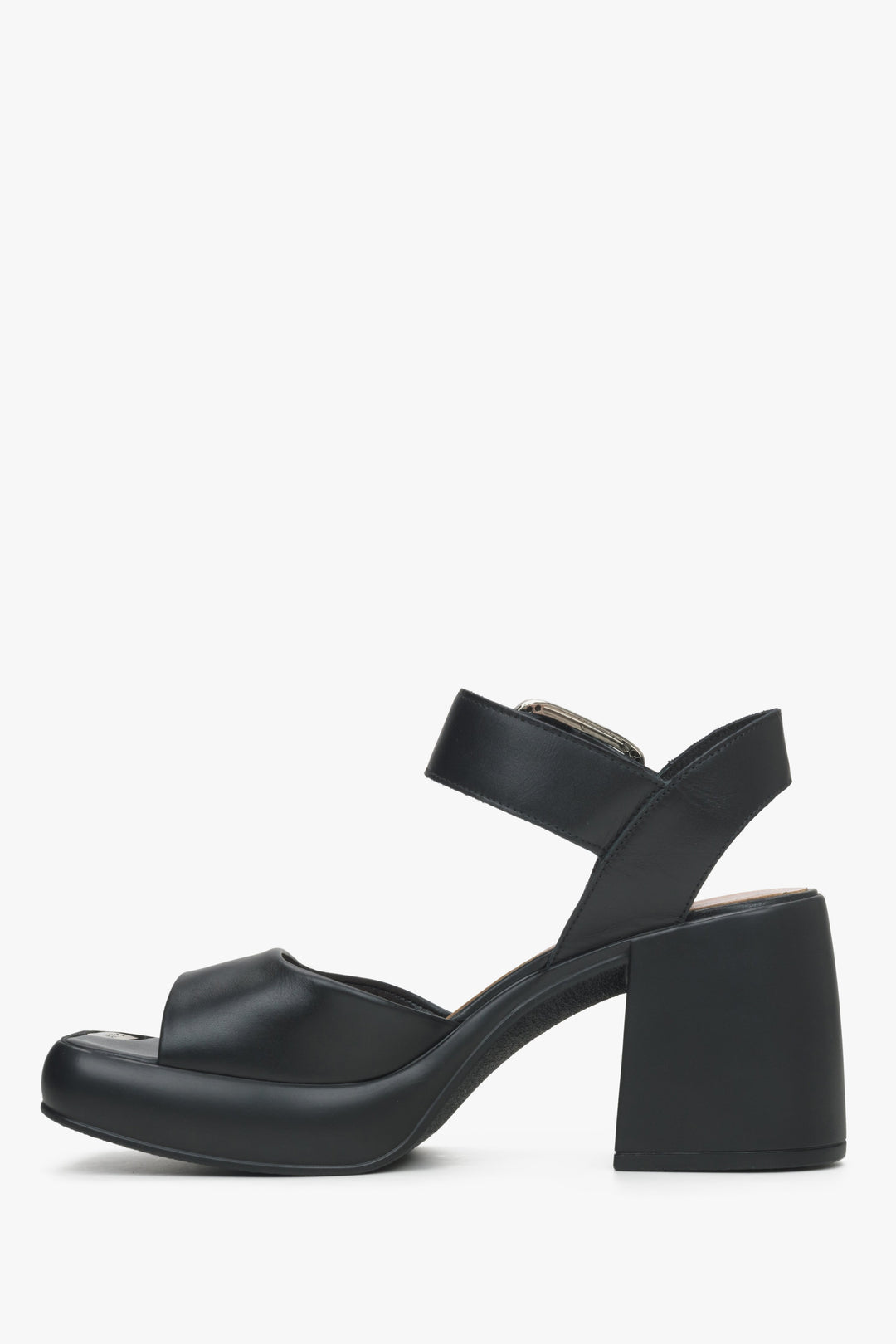 Stylowe czarne sandały damskie na stabilnym słupku marki Estro - profil buta.