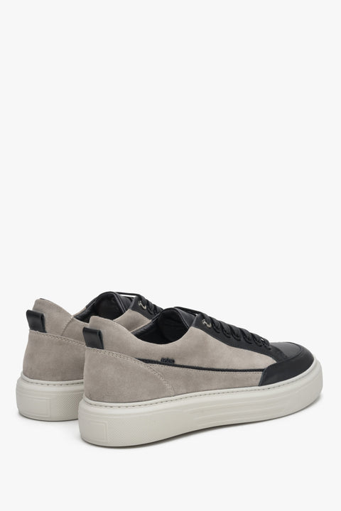 Męskie, welurowe trampki w kolorze szaro-grafitowym ze sznurowaniem - zbliżenie na zapiętek.