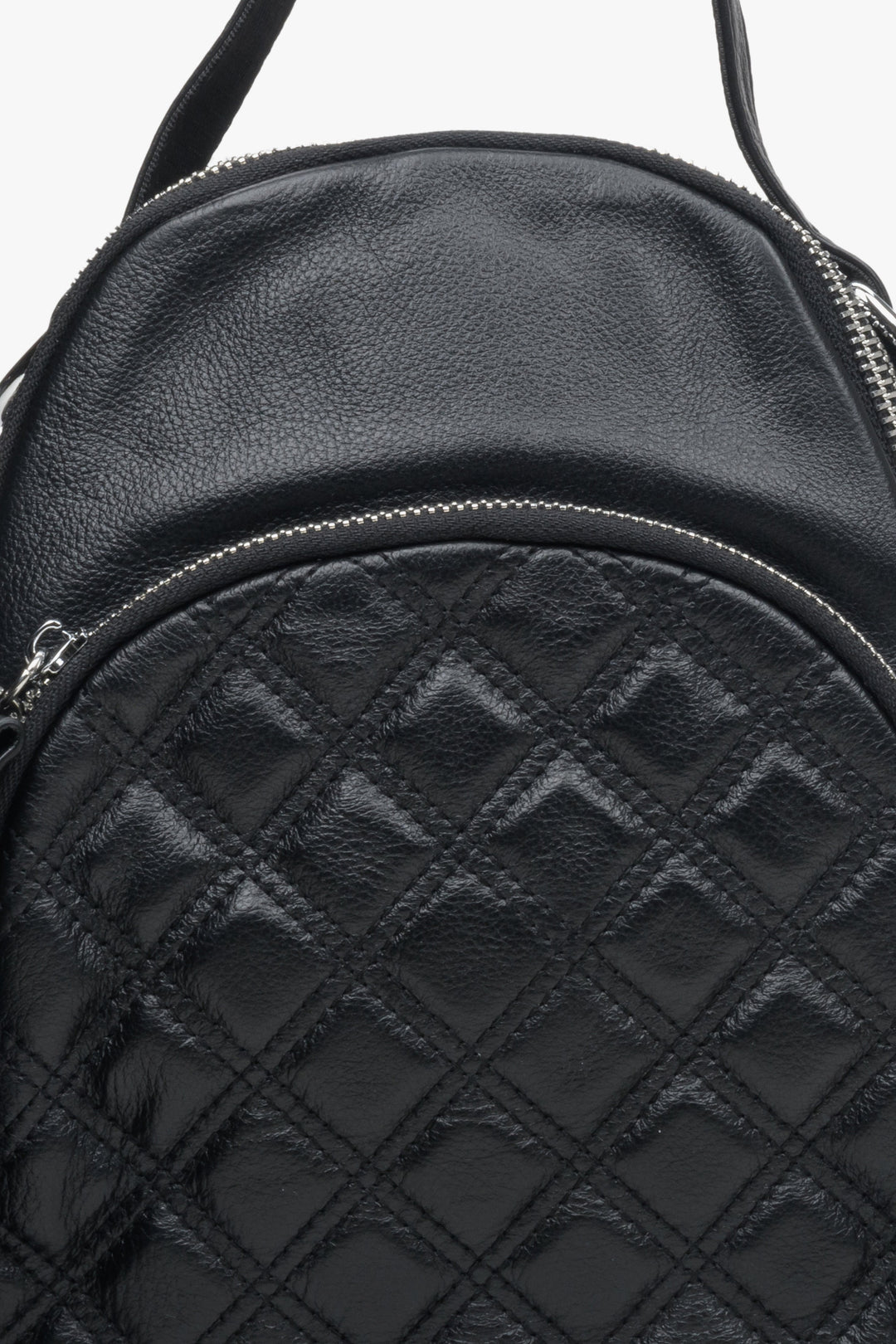 Skórzany, mały plecak damski Estro w kolorze czarnym - zbliżenie na detale.