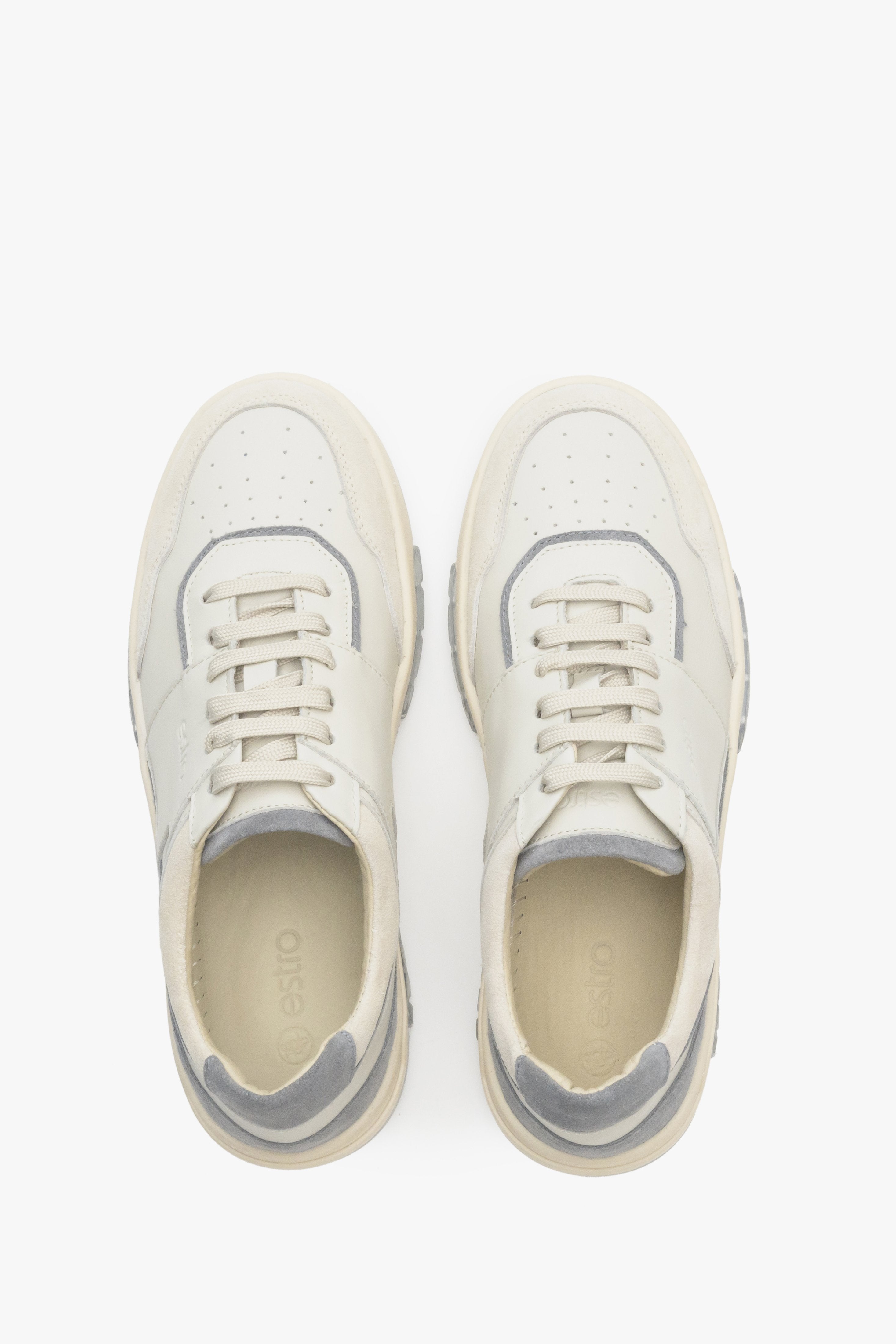 Sportowe sneakersy damskie Estro w kolorze biało-niebieskim ze skóry naturalnej i zamszu - prezentacja modelu z góry.