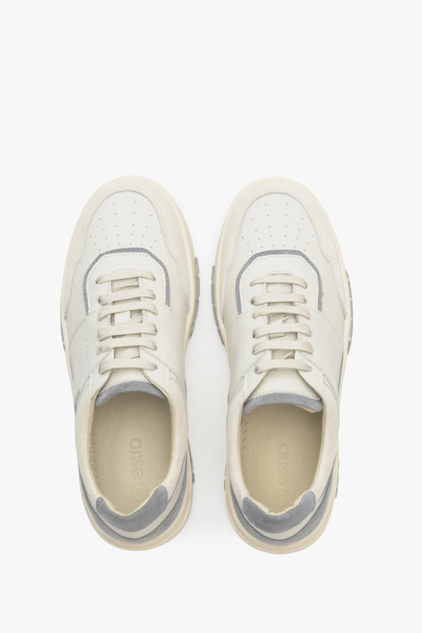 Sportowe sneakersy damskie Estro w kolorze biało-niebieskim ze skóry naturalnej i zamszu - prezentacja modelu z góry.