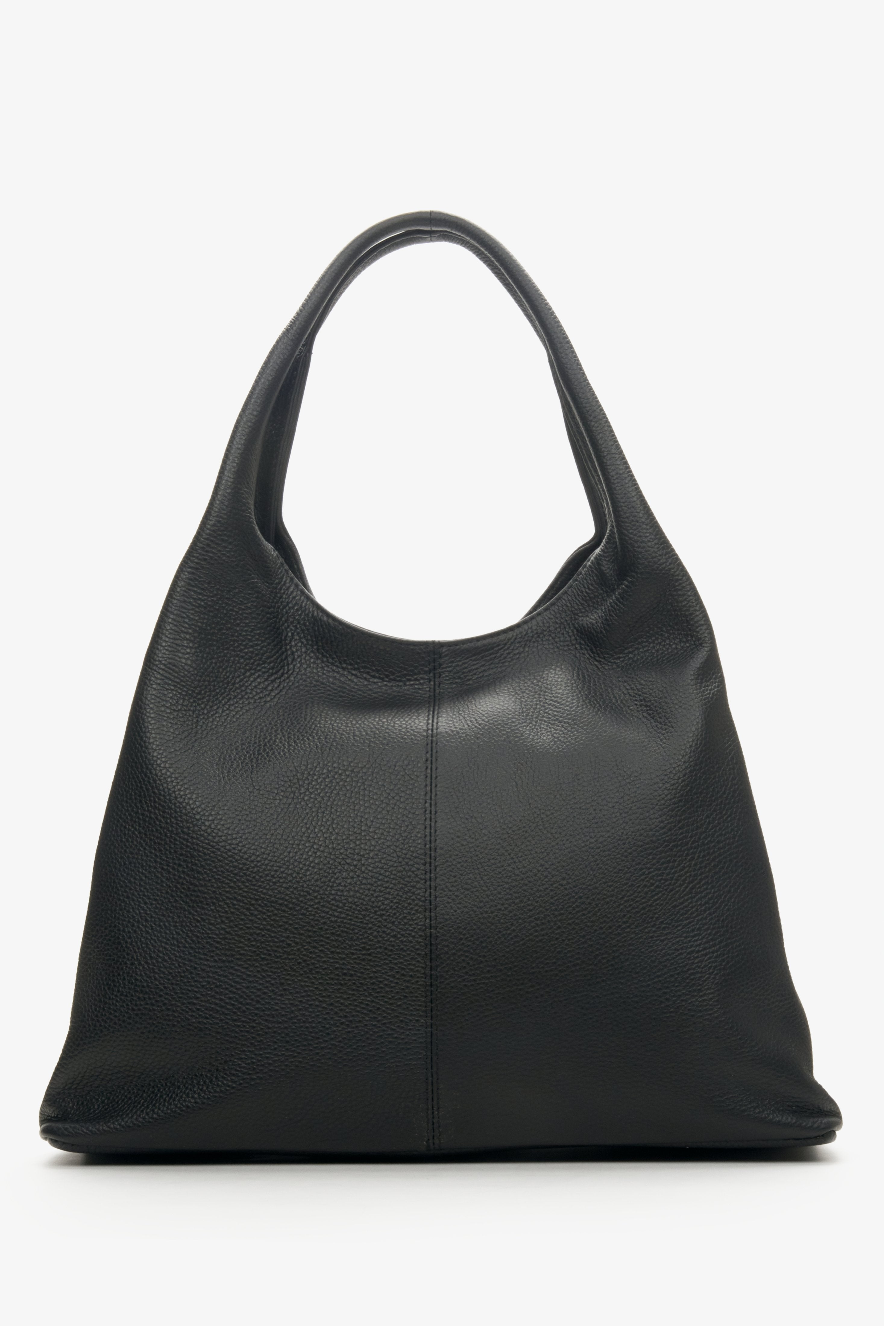 Damska, czarna torebka na ramię z włoskiej skóry naturalnej - prezentacja tyłu modelu.