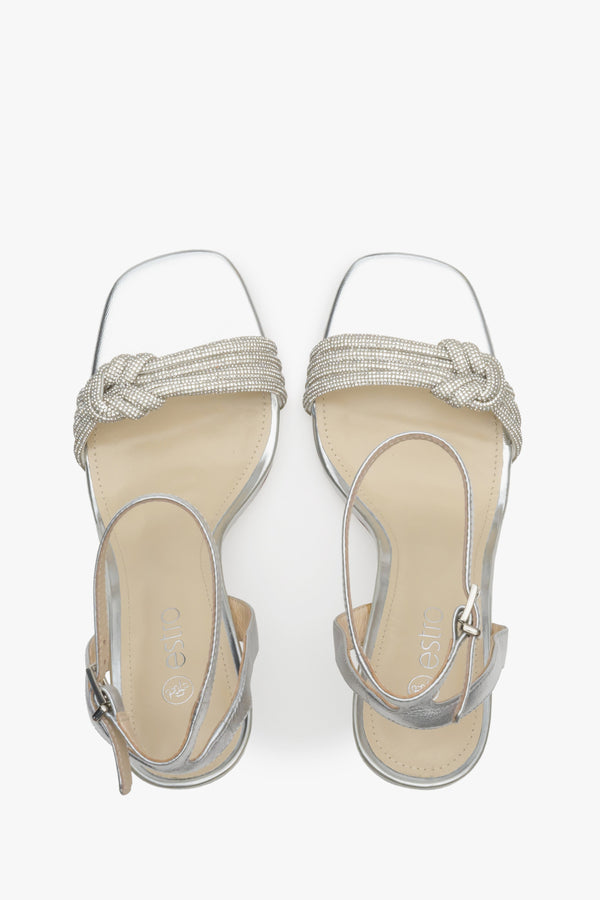 Skórzane sandały damskie Estro w kolorze srebrnym z cyrkoniami - prezentacja modelu z góry.