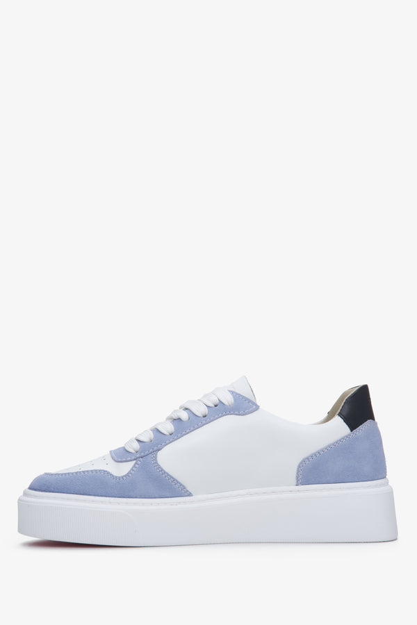 Sneakersy damskie z kombinowanych materiałów, skórzano-welurowe w odcieniu bieli i błękitu.