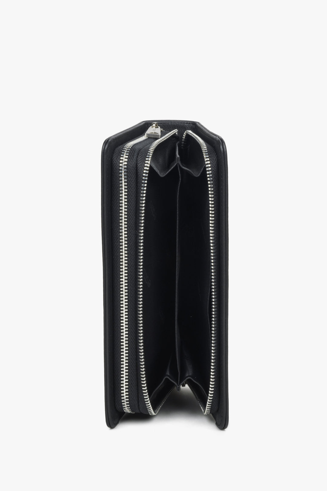 Skórzana czarna portmonetka męska w dużym formacie Estro - prezentacja wnętrza modelu.