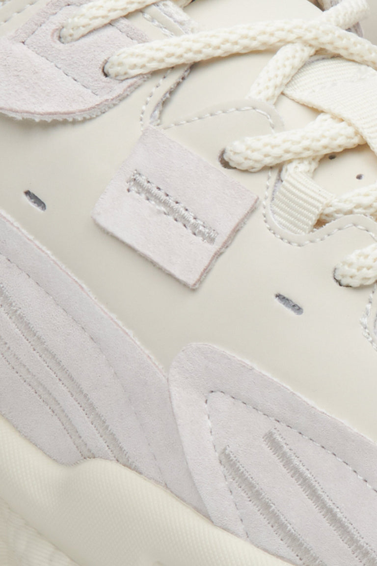 Biało-beżowe sneakersy damskie z łączonych materiałów ES8 ER00108945