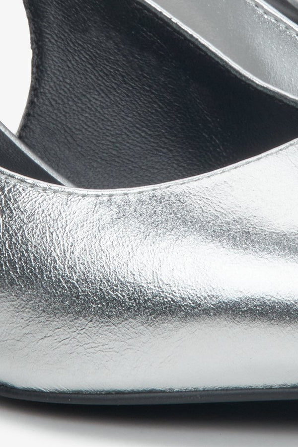 Slingbacki Estro X MustHave w kolorze srebrnym - zbliżenie na detale.