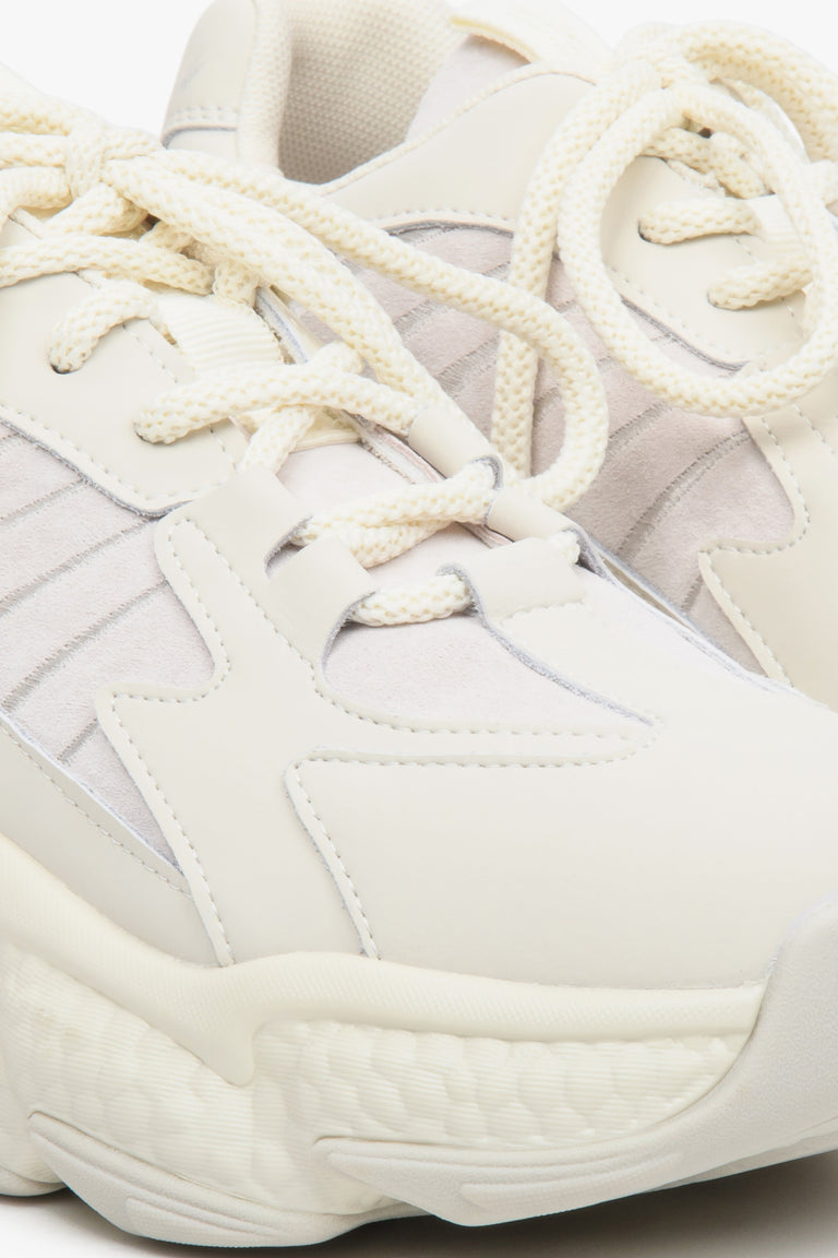 Sneakersy damskie w kolorze jasnobeżowym z zamszu i tekstyliów na grubej podeszwie - zbliżenie na detale.