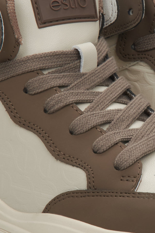 Wysokie sneakersy damskie ze skóry naturalnej beżowo-brązowe marki Estro - zbliżenie na detale.