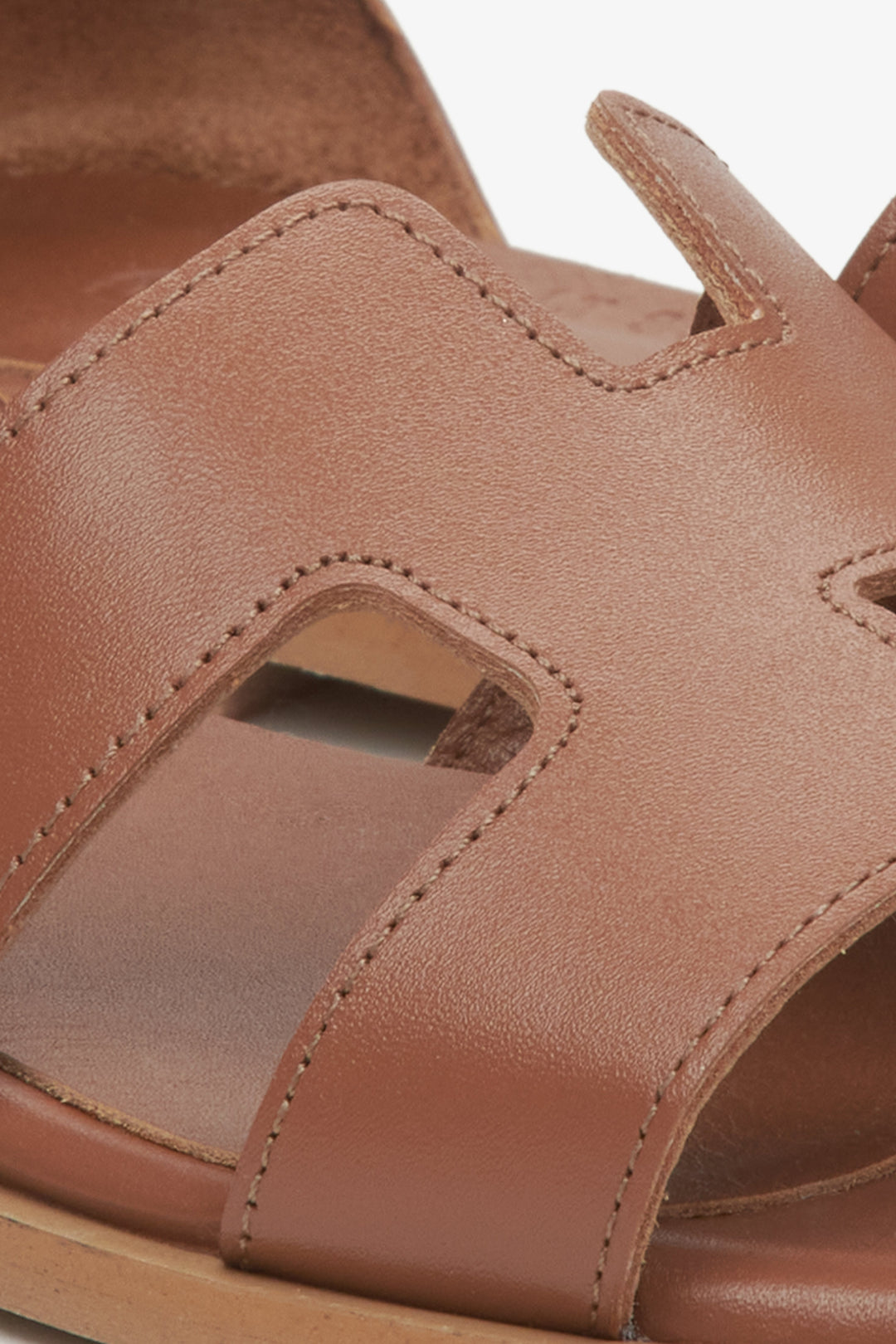 Brązowe damskie skórzane sandały Estro - zbliżenie na detal.