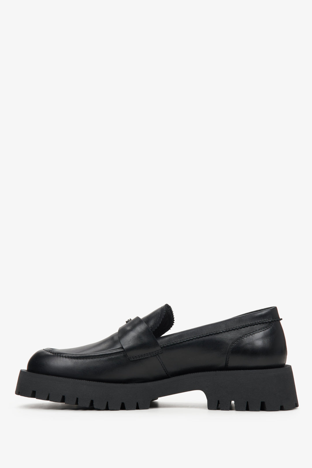 Czarne loafersy damskie ze skóry naturalnej Estro - profil buta.