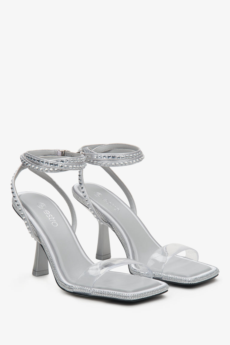 Sandałki damskie w kolorze srebrnym wysadzane kryształkami.