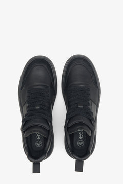 Skórzano-zamszowe wysokie sneakersy męskie Estro w kolorze czarnym - prezentacja modelu z góry.