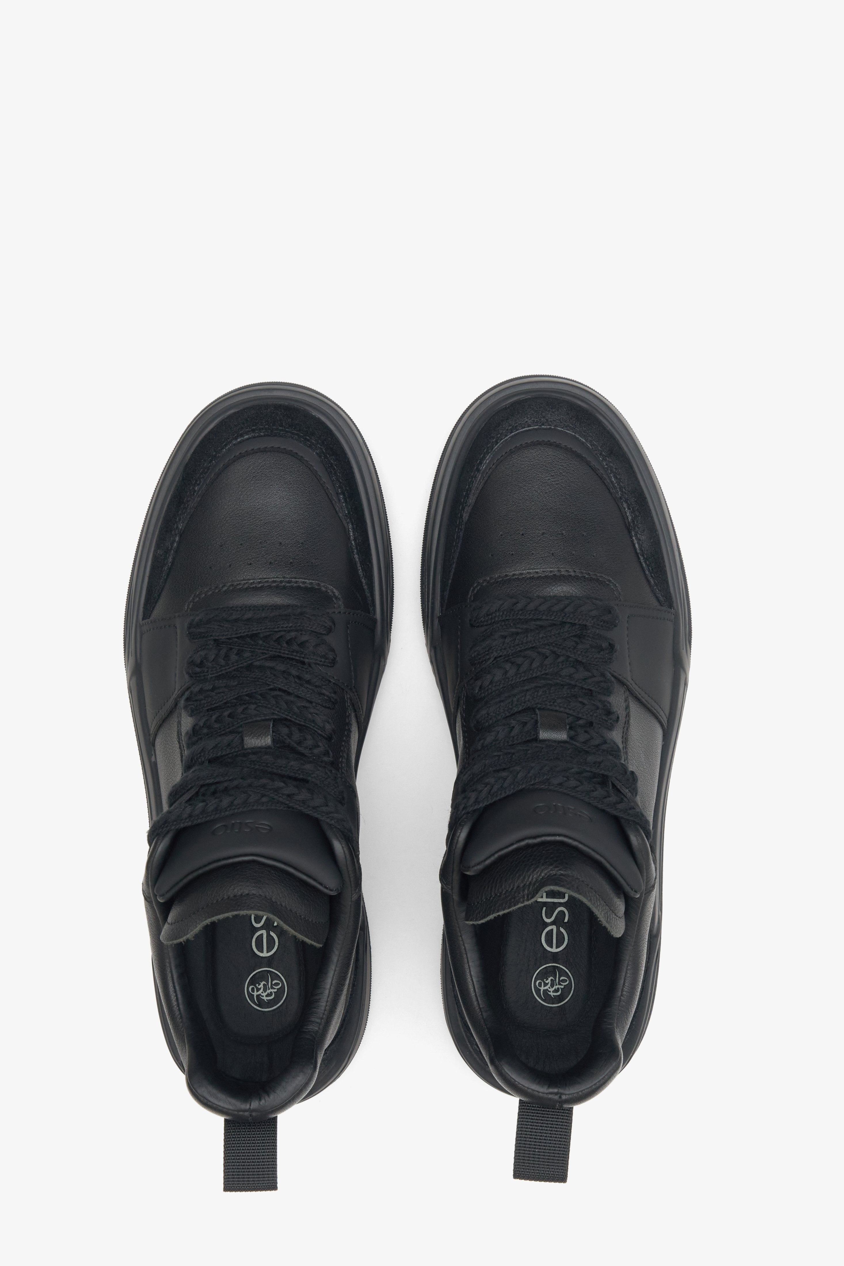 Skórzano-zamszowe wysokie sneakersy męskie Estro w kolorze czarnym - prezentacja modelu z góry.