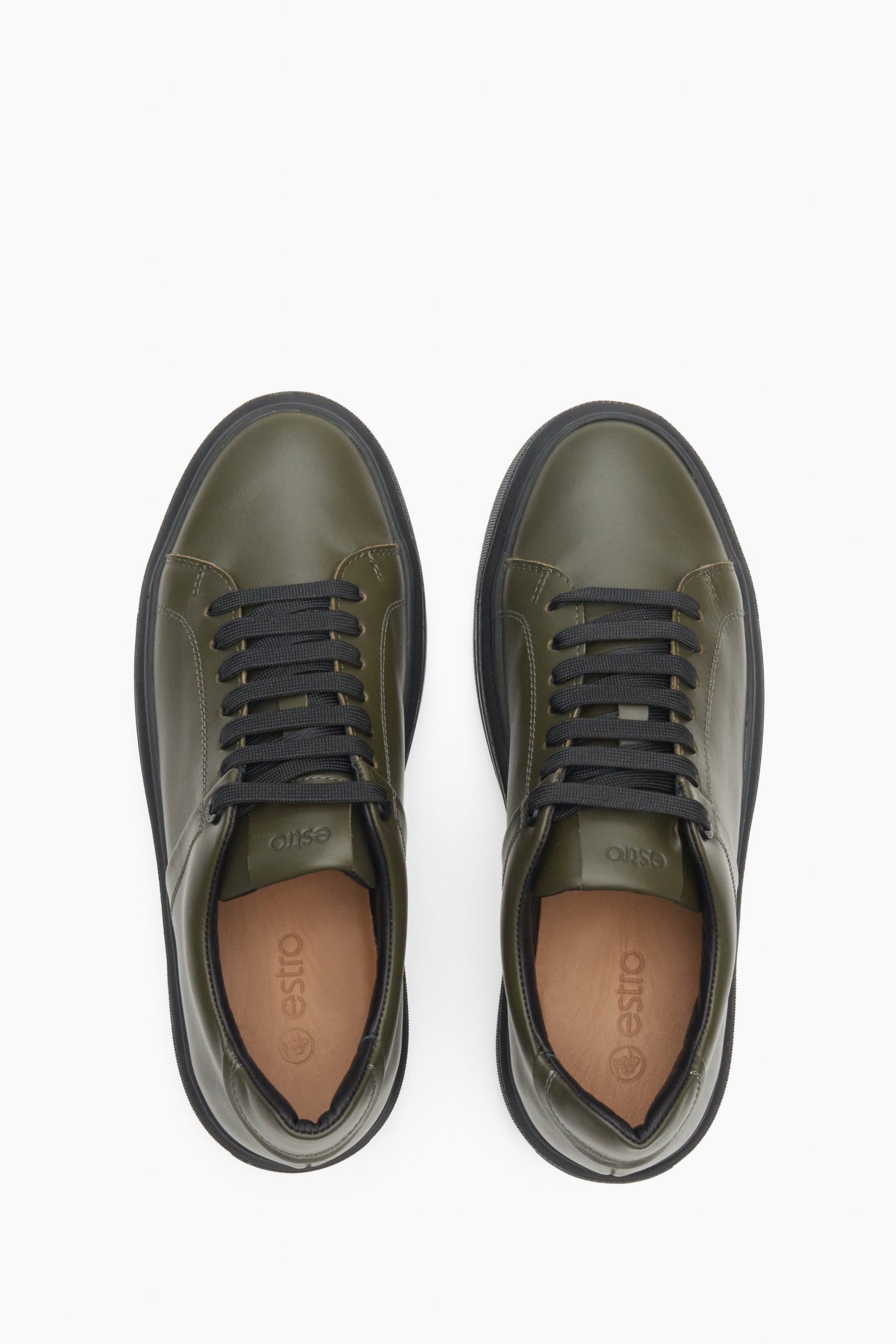 Trampki męskie ze skóry naturalnej Estro ze sznurowaniem w kolorze khaki - prezentacja modelu z góry.