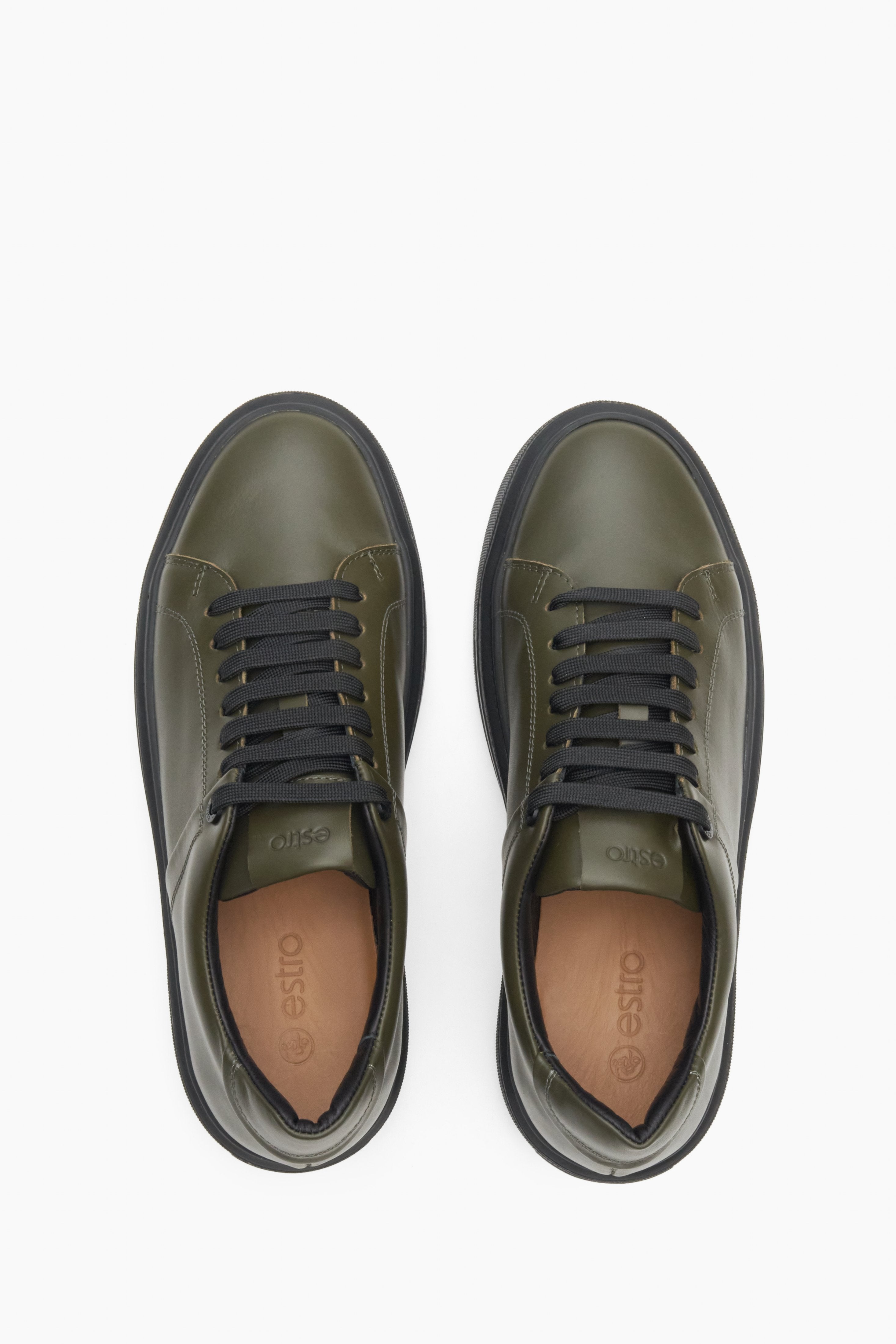 Trampki męskie ze skóry naturalnej Estro ze sznurowaniem w kolorze khaki - prezentacja modelu z góry.