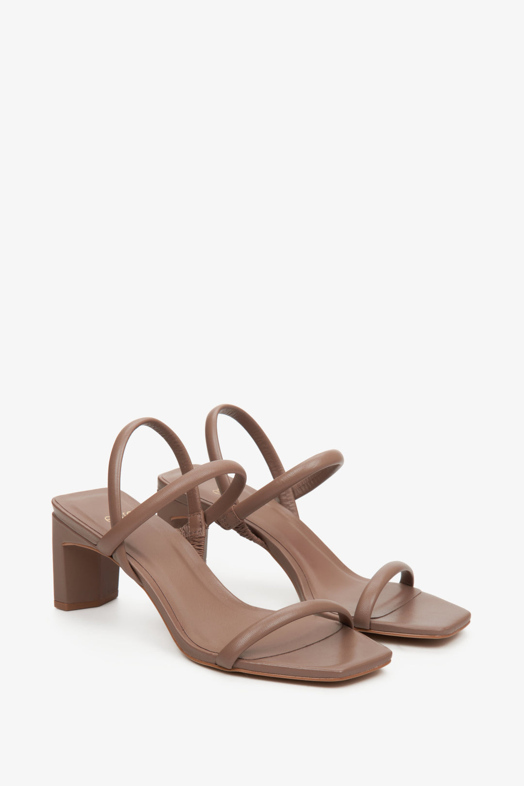 Wygodne, skórzane sandały damskie na słupku marki Estro w kolorze brązowym.