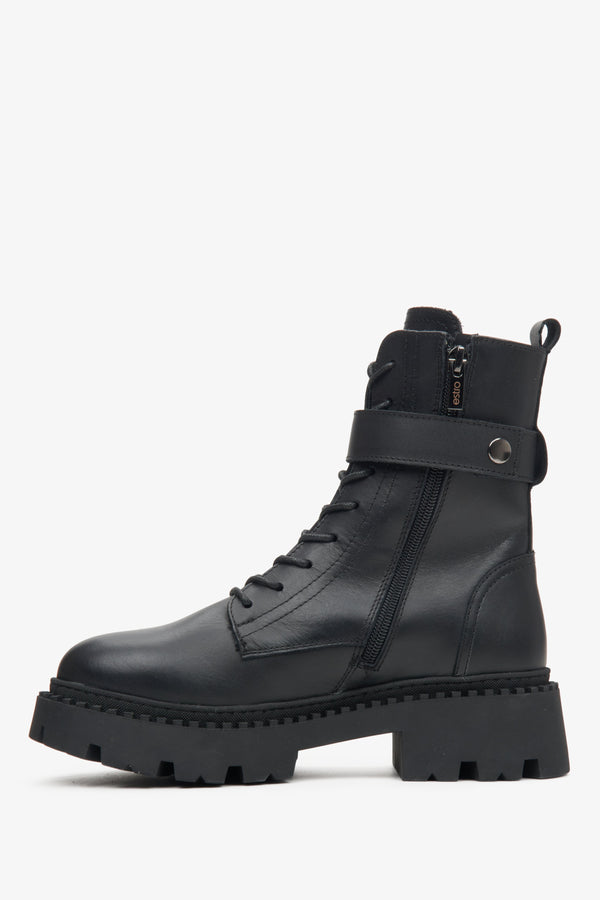 Skórzane, czarne botki damskie na zimę z ociepleniem i ozdobnym pasem - profil buta.