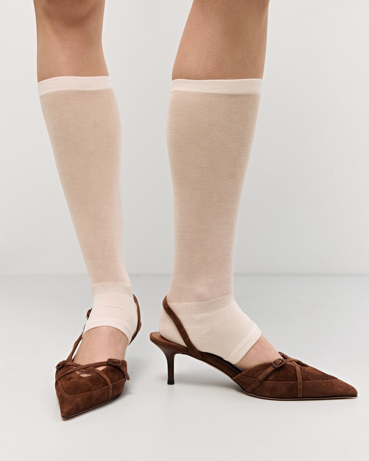 Brązowe welurowe czółenka typu slingback na niskim obcasie Estro ER00117175