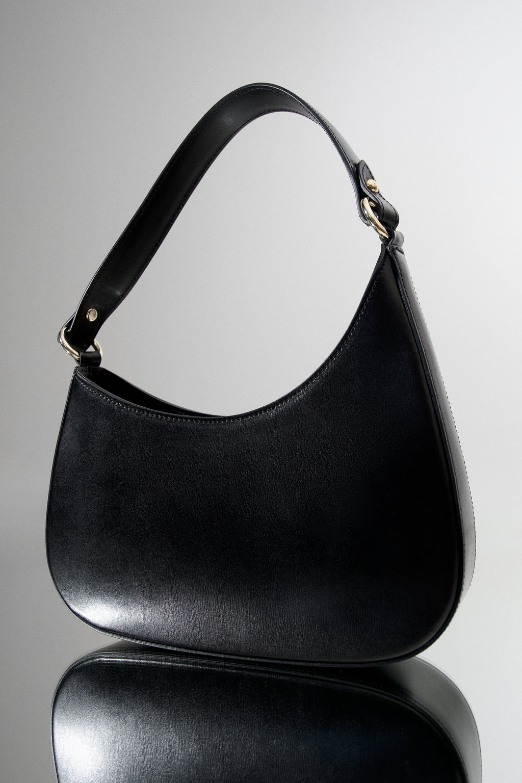 Czarna torebka damska typu shoulder bag ze skóry naturalnej Estro ER00113005