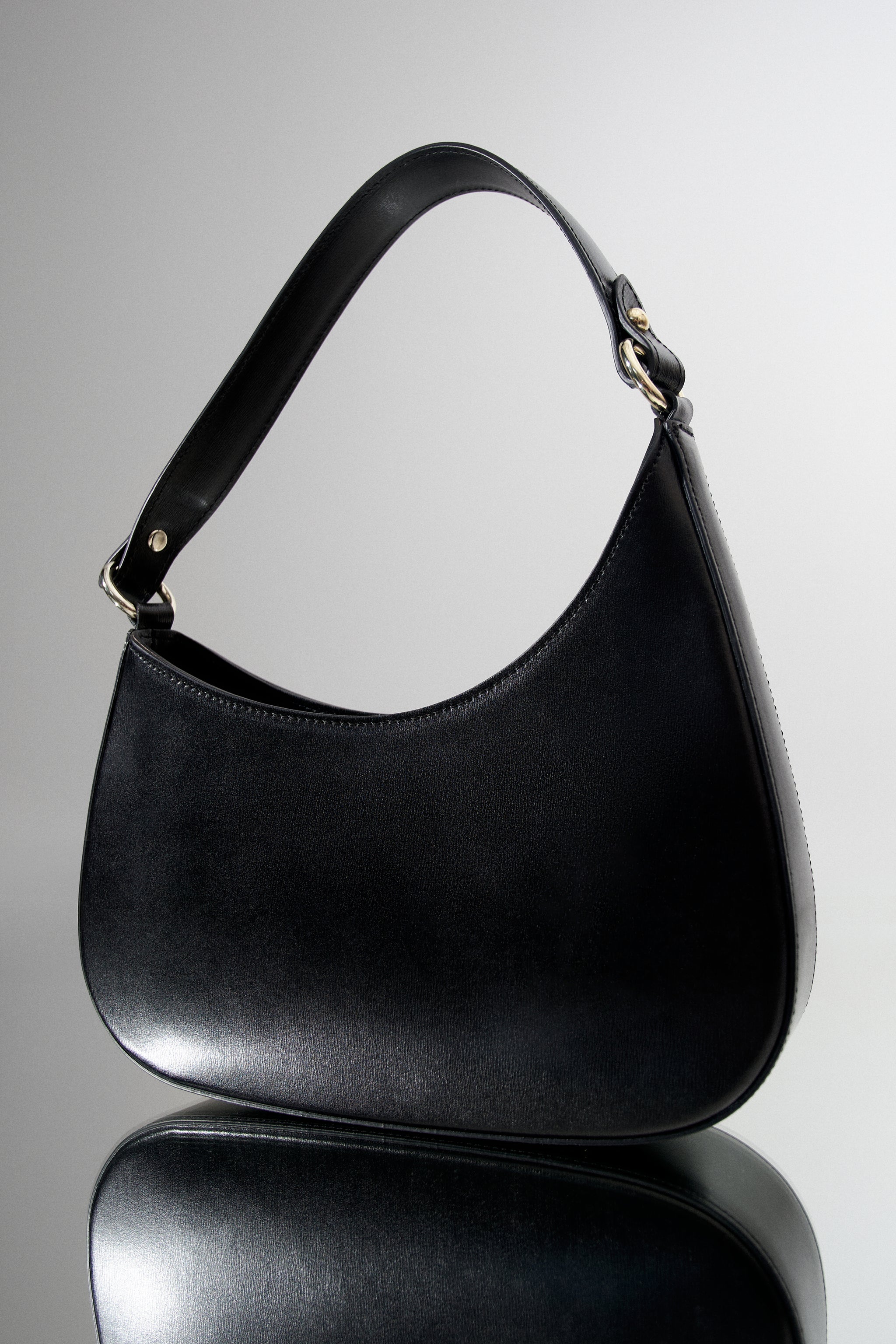 Czarna torebka damska typu shoulder bag ze skóry naturalnej Estro ER00113005