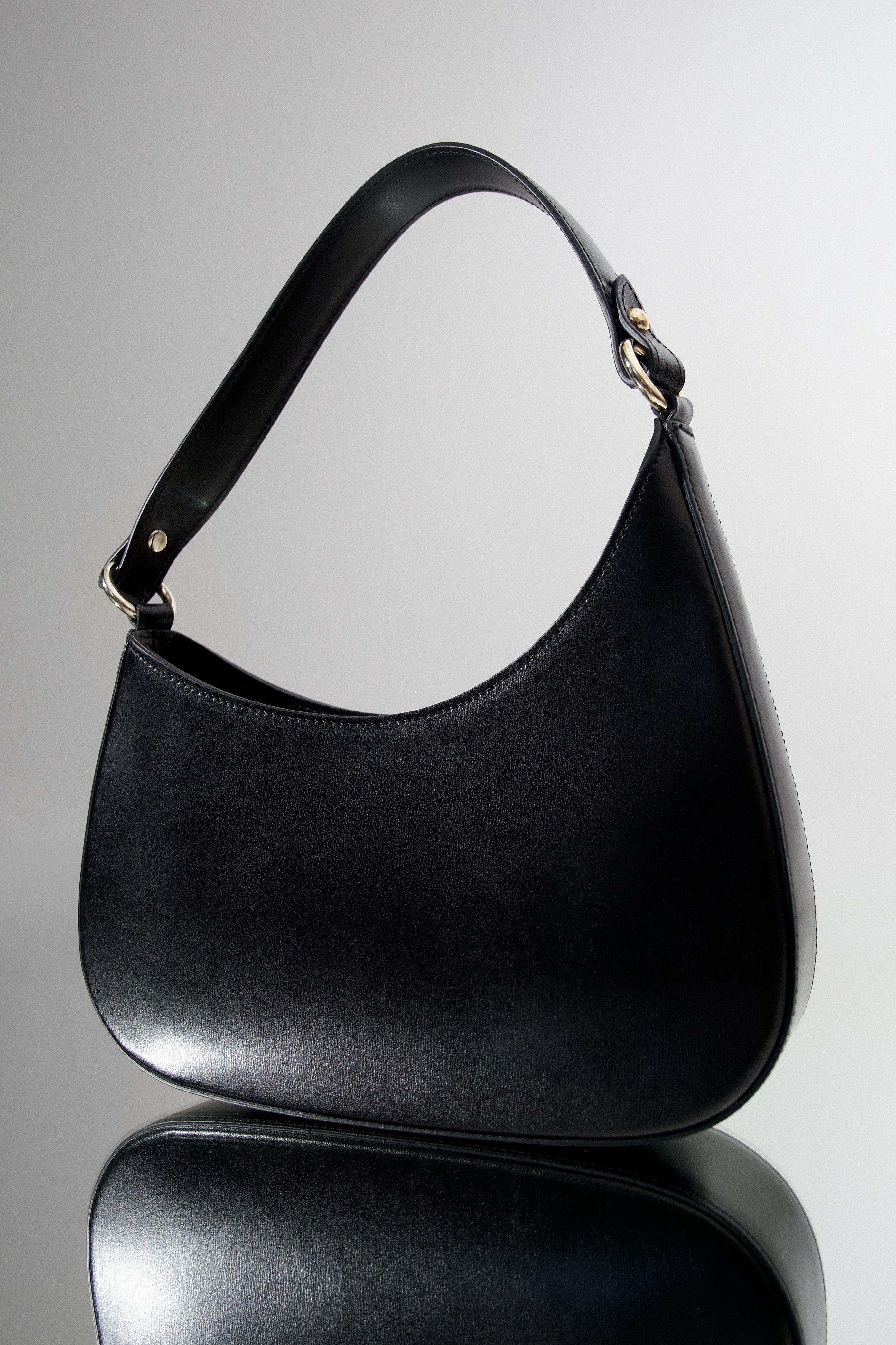 Czarna torebka damska typu shoulder bag ze skóry naturalnej Estro ER00113005