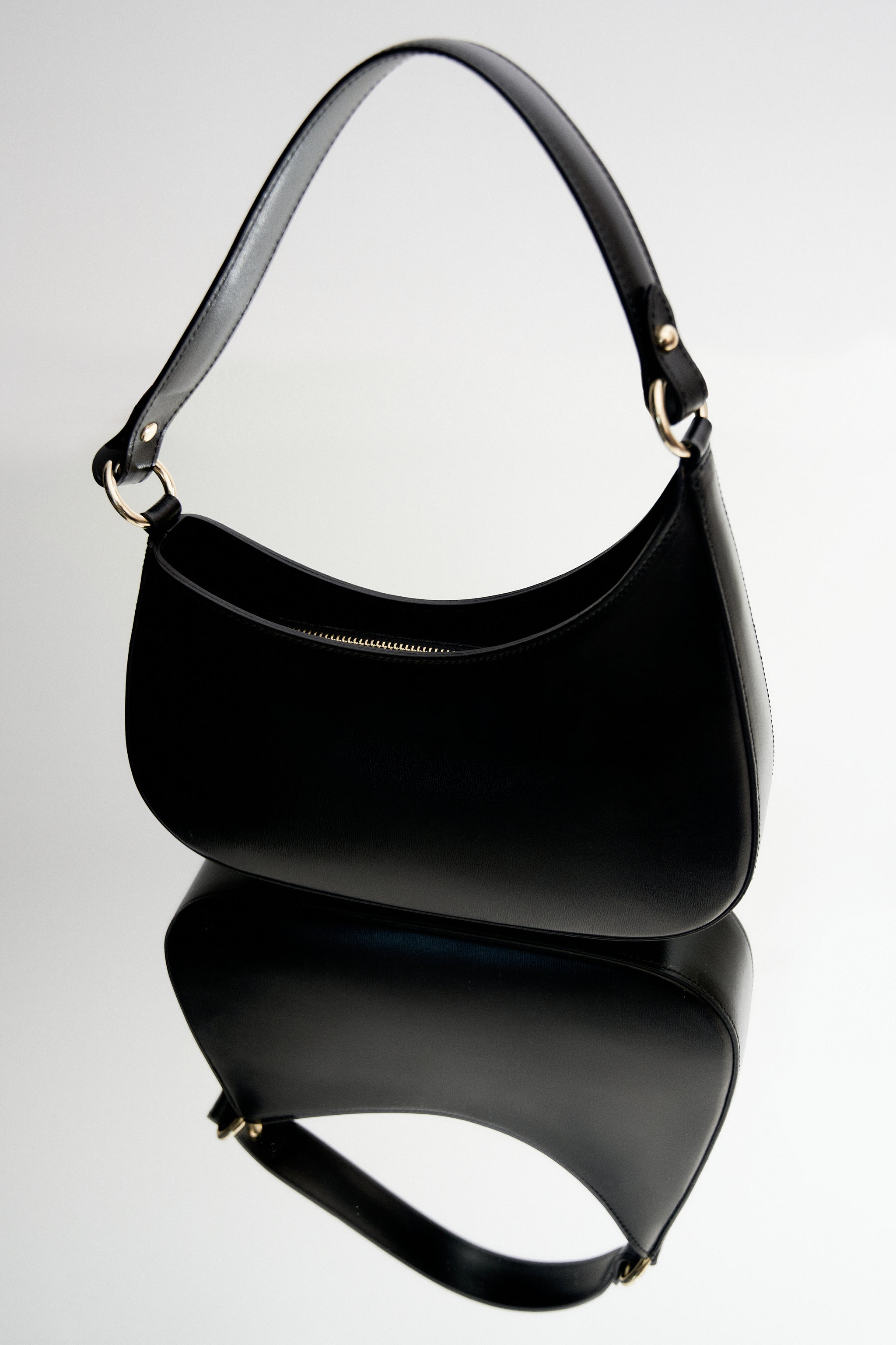 Czarna torebka damska typu shoulder bag ze skóry naturalnej Estro ER00113005