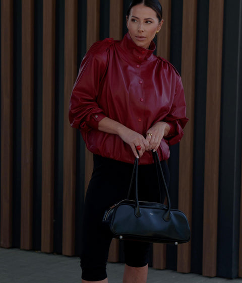 Czerń w najlepszym wydaniu – skórzana torebka Estro, która pasuje do każdej stylizacji.