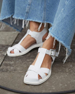 Białe skórzane sandały damskie z zabudowaną linią palców Estro ER00113255