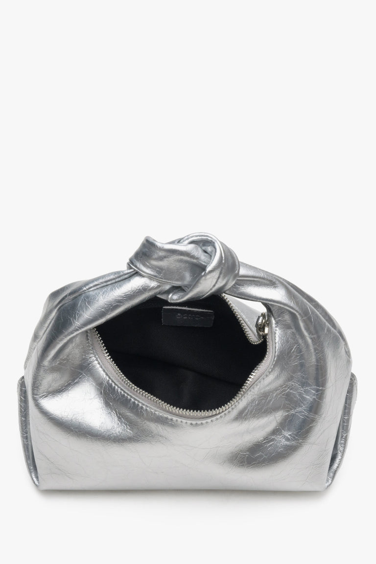 Mała wieczorowa torebka damska w kolorze srebrnym Estro - zbliżenie na wnętrze modelu.