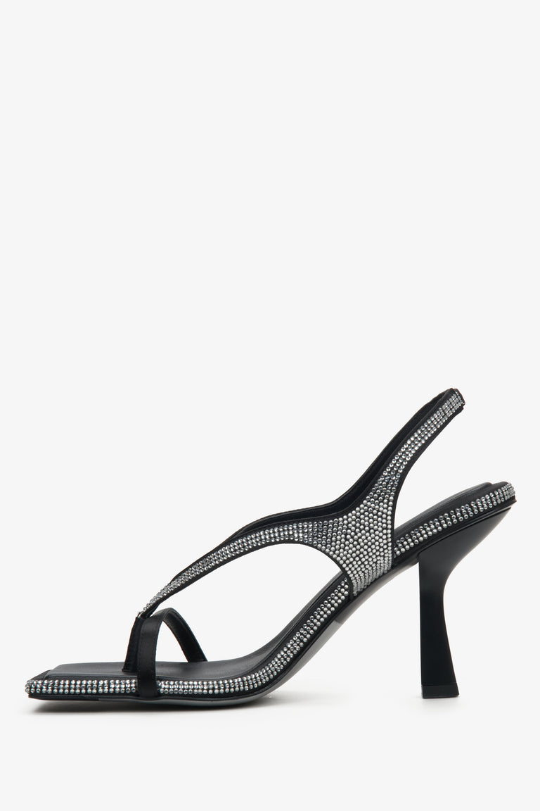 Efektowne czarne sandały damskie na obcasie Estro -profil buta.