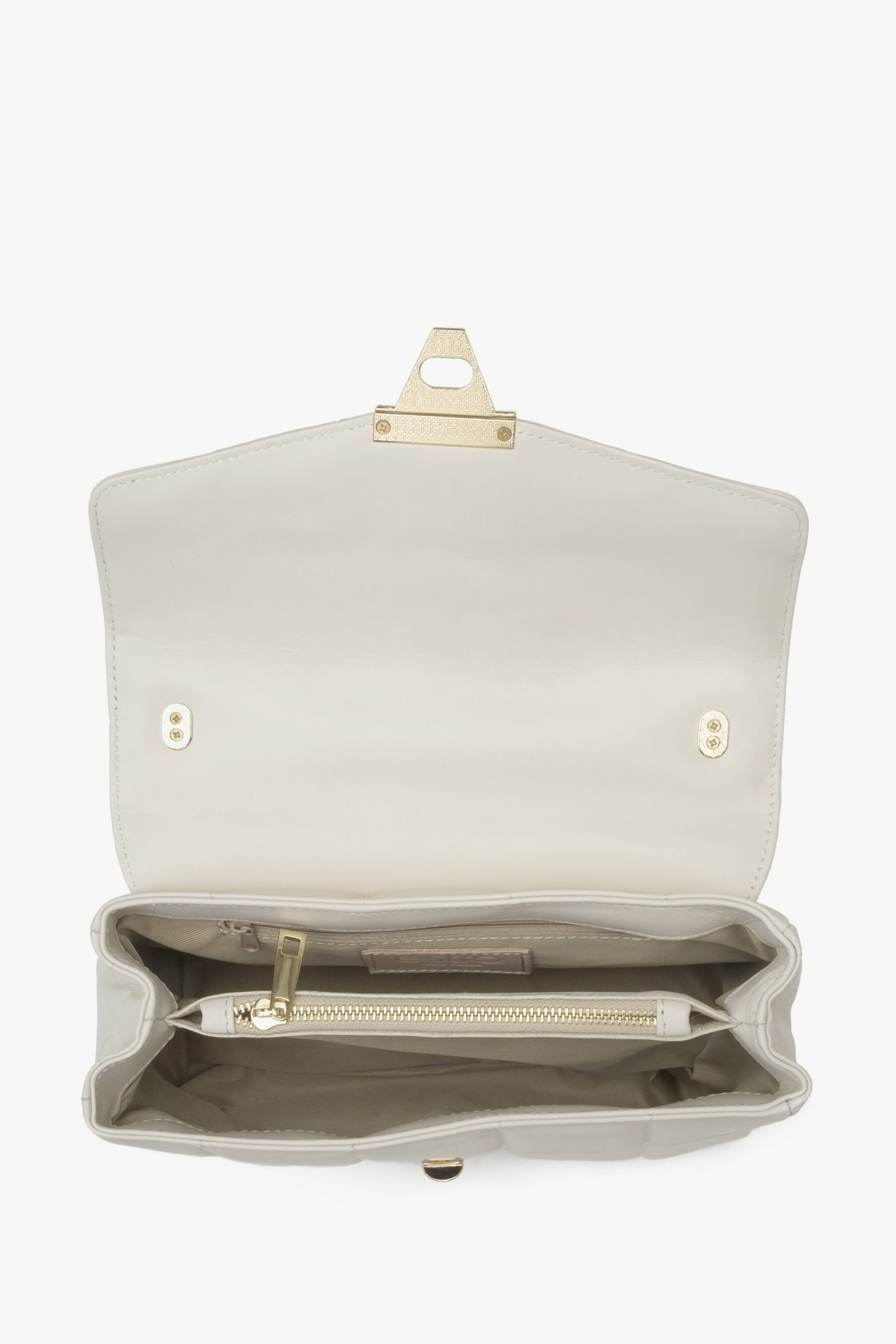 Mała, beżowa torebka damska z pikowaniem i złotym łańcuszkiem Estro - zbliżenie na wnętrze modelu.