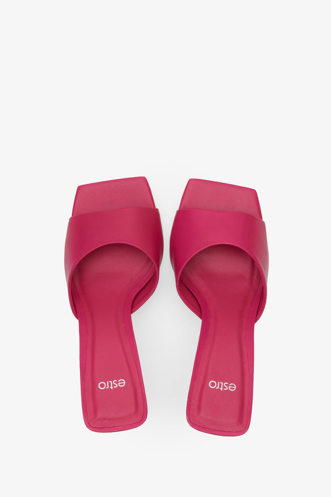 Damskie, skórzane klapki na słupku z kwadratowym czubkiem marki Estro - prezentacja modelu w kolorze różowym z góry.
