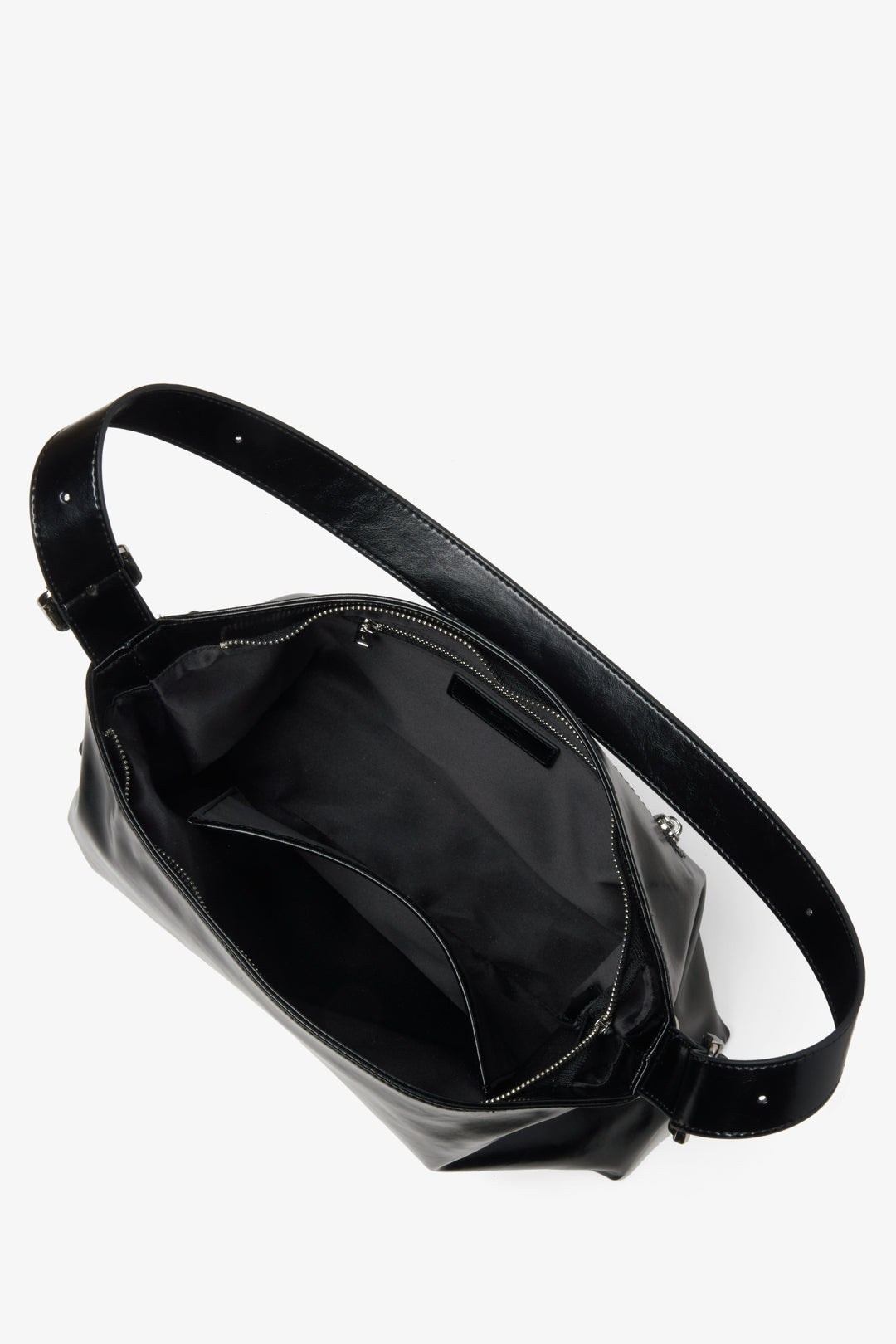 Pojemna torebka damska do ręki z łańcuchem w kolorze czarnym - zbliżenie do wnętrza modelu.