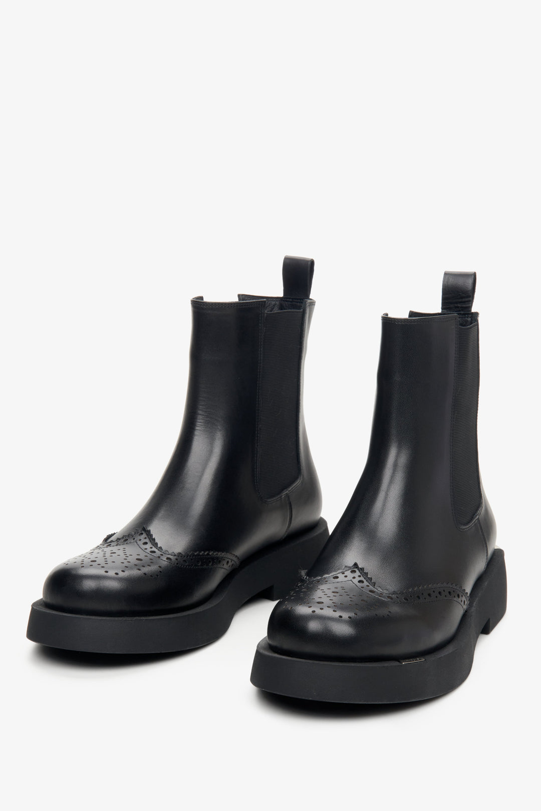 Skórzane sztyblety damskie Estro w kolorze czarnym - zbliżenie na czubek butów.