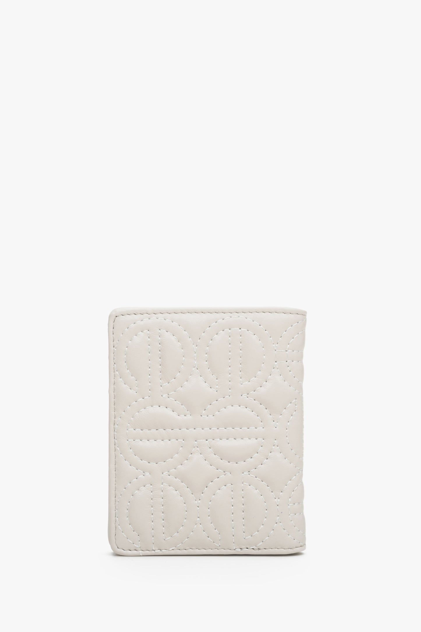 Skórzany, mały portfel damski w kolorze jasnobeżowym marki Estro z tłoczonym logo.