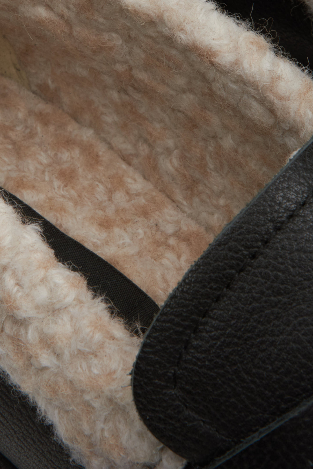 Czarne mokasyny damskie ze sztucznym futrem w kontrastującym kolorze marki Estro - zbliżenie na ocieplające wnętrze.
