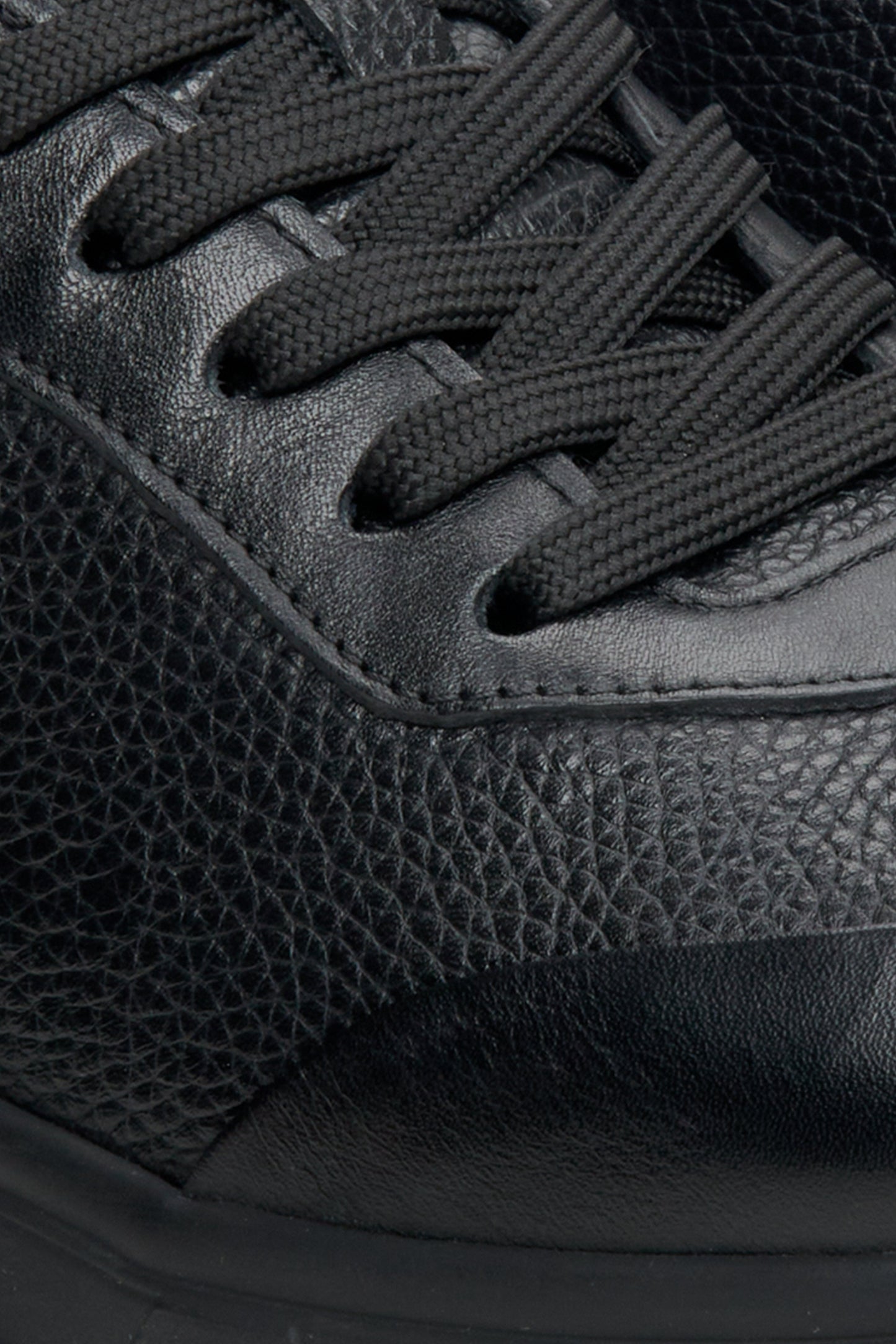 Skórzane, miękkie sneakersy męskie w kolorze czarnym Estro - zbliżenie na system sznurowania.
