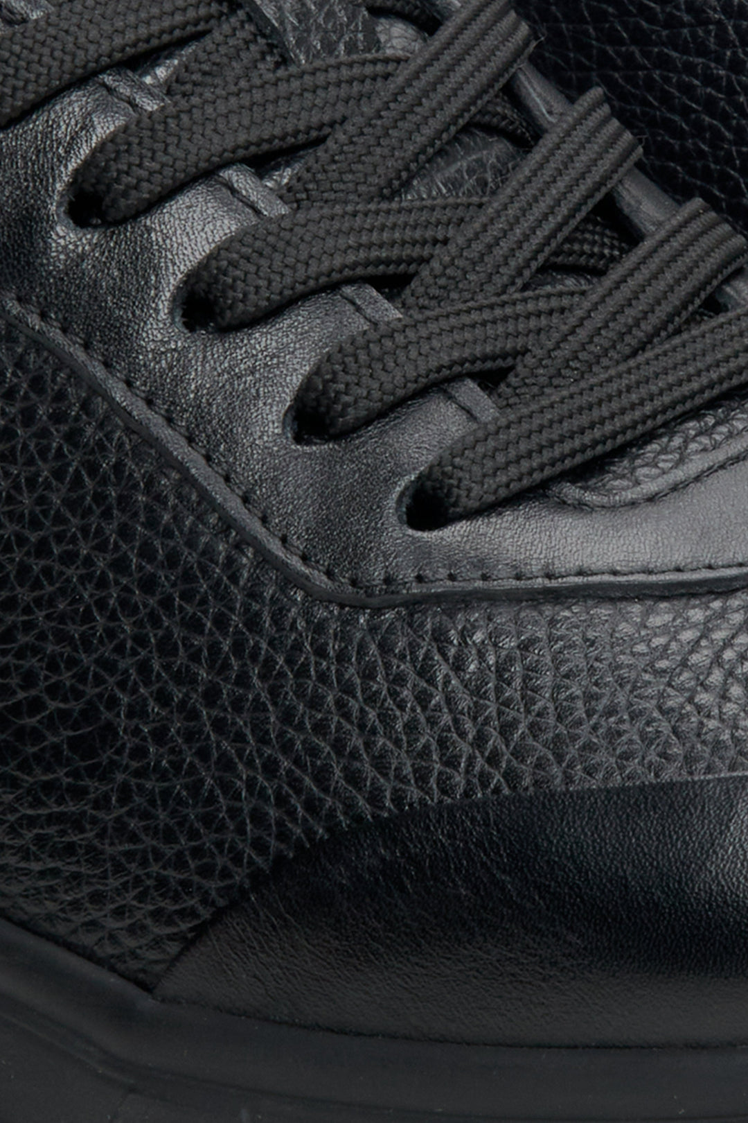 Skórzane, miękkie sneakersy męskie w kolorze czarnym Estro - zbliżenie na system sznurowania.