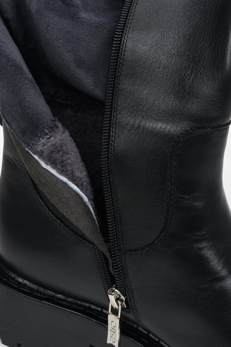 Skórzane, czarne kozaki damskie na zimę w kolorze czarnym marki Estro - zbliżenie na wnętrze modelu.