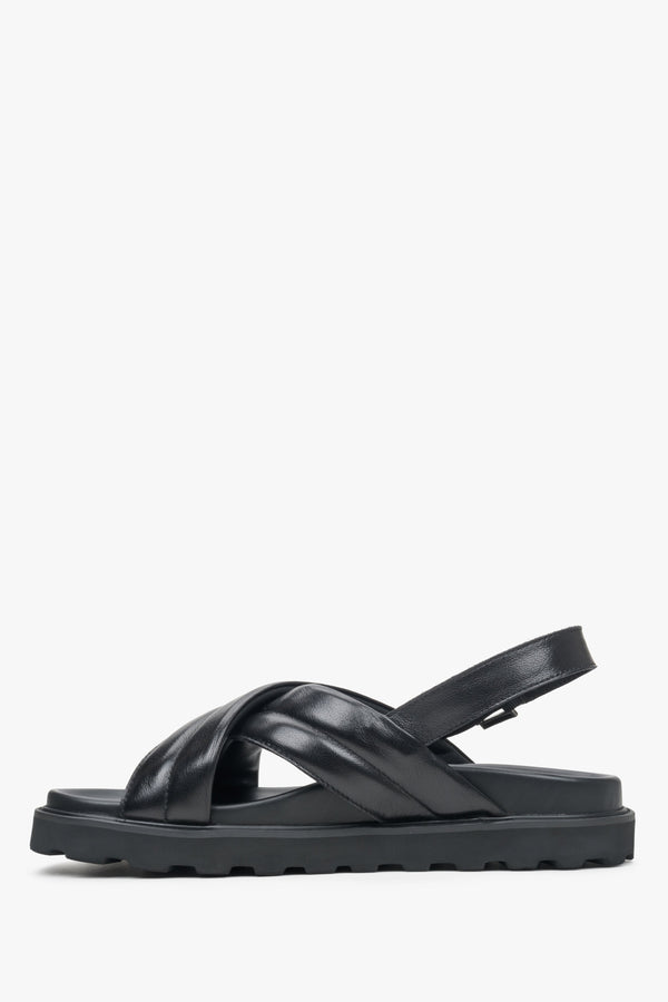 Sandały męskie czarne skórzane Estro z paskami na krzyż - profil buta.