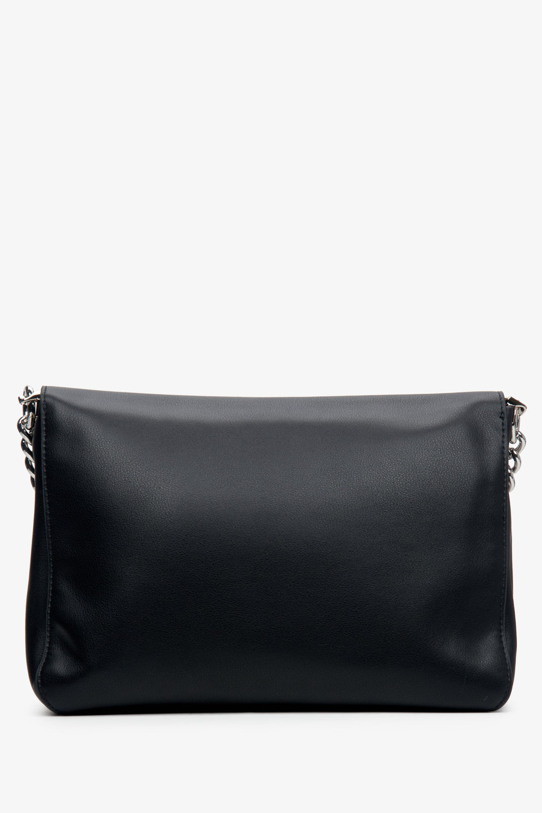 Skórzana torebka listonoszka damska w kolorze czarnym Estro z łańcuszkiem - tył modelu.