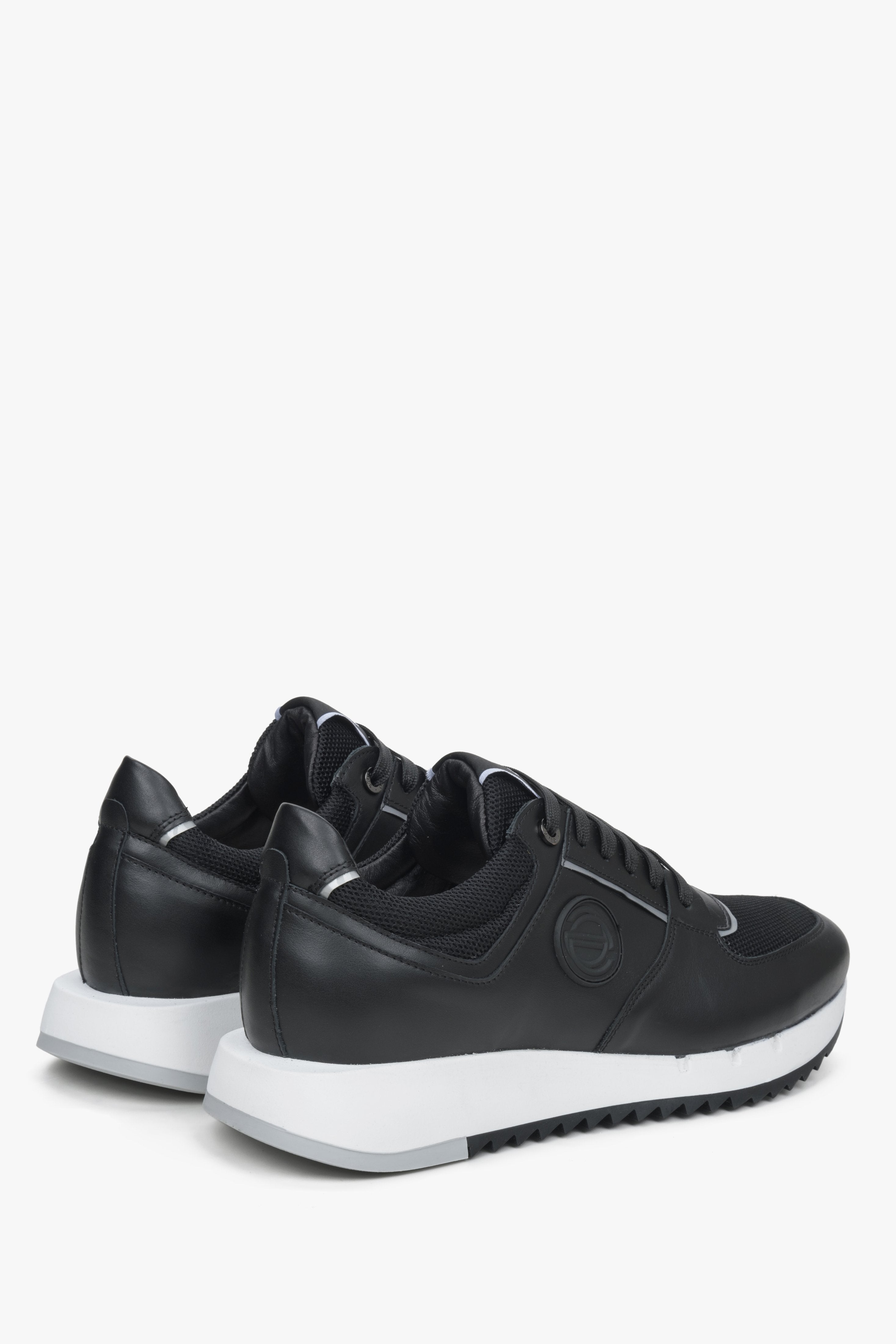 Czarne skórzane sneakersy męskie Estro - zbliżenie na zapiętek i linię boczną buytów.