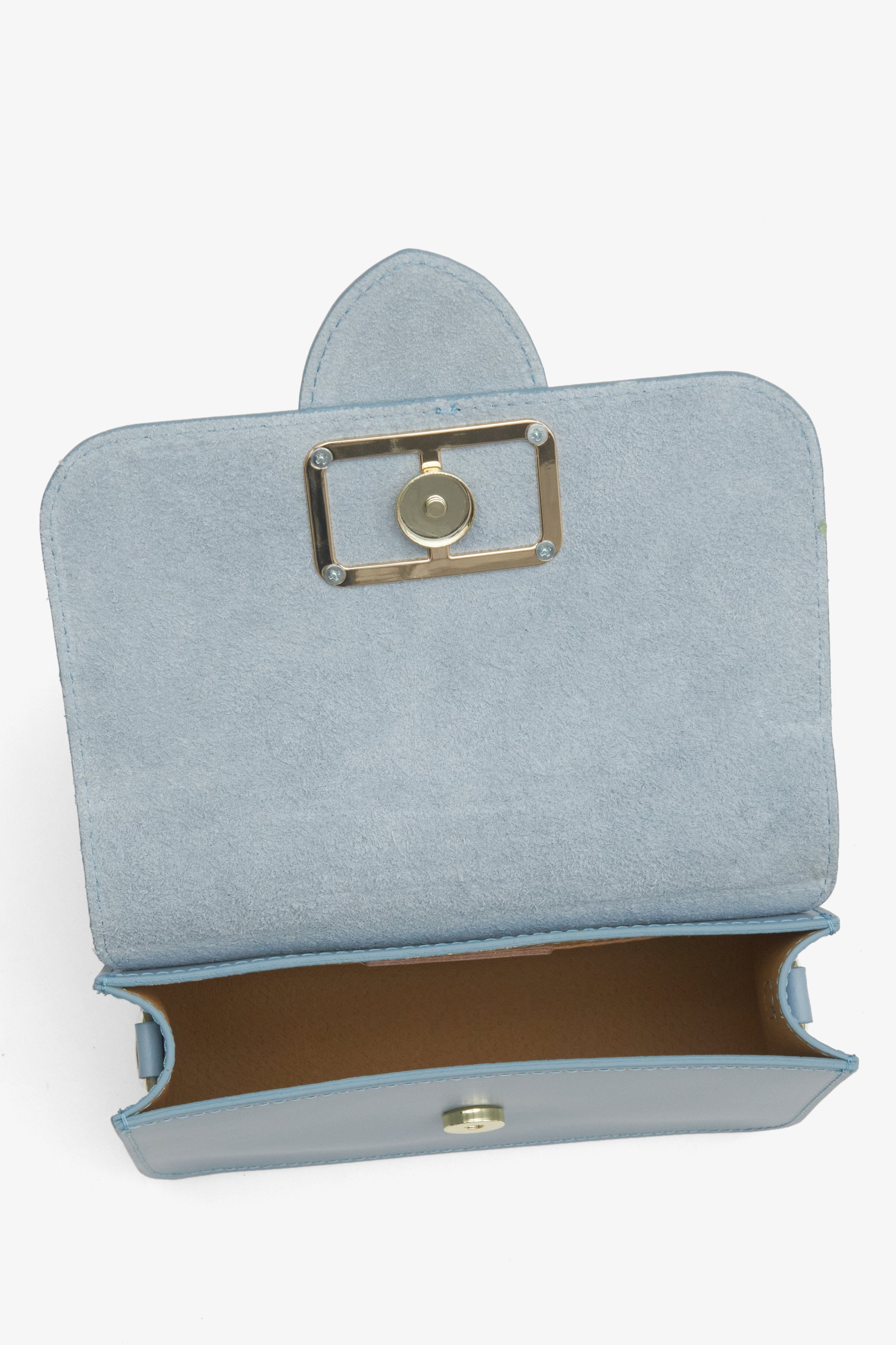 Skórzana, niebieska mała torebka damska Estro - zbliżenie na wnętrze modelu.