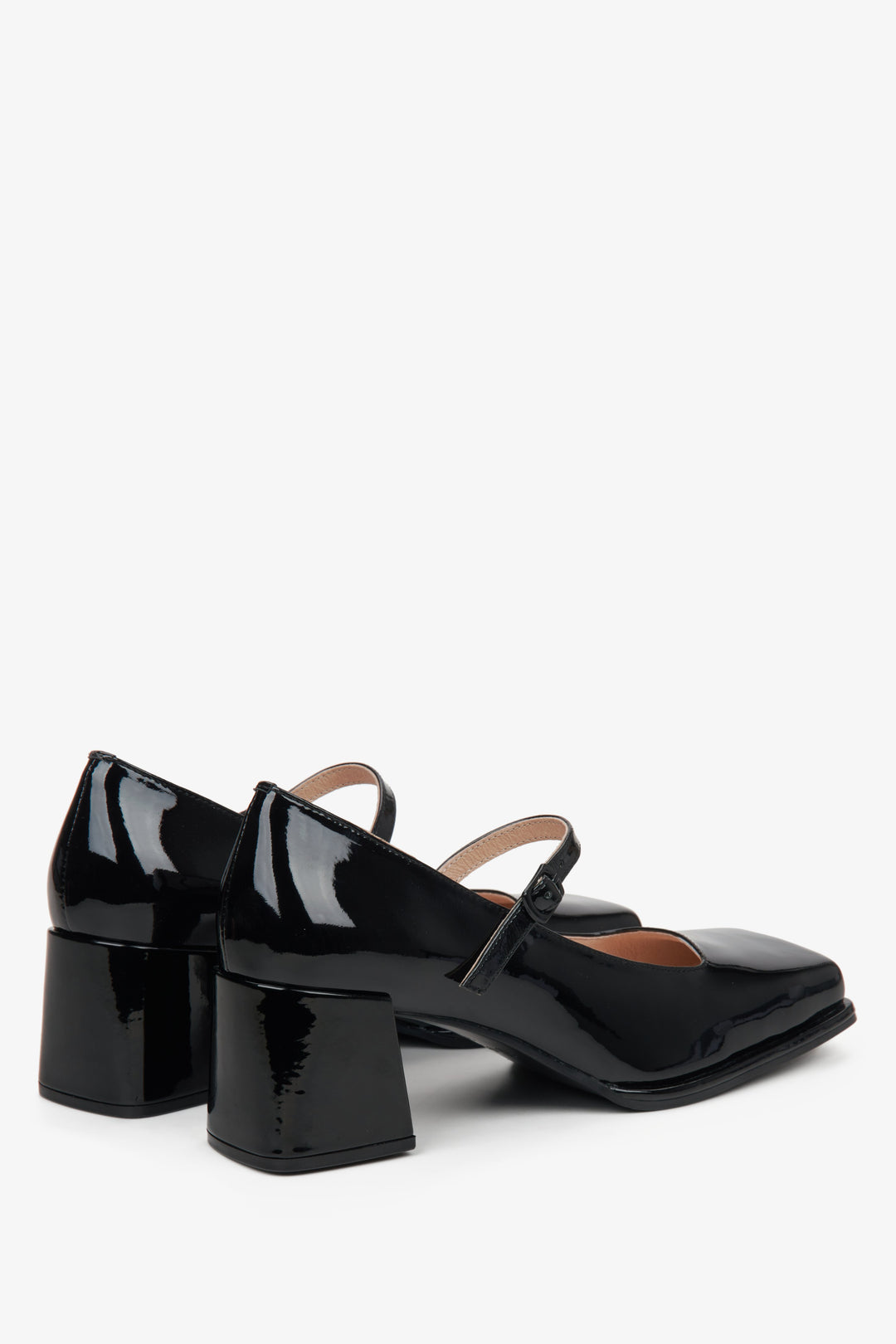 Damskie lakierowane czółenka damskie Estro w kolorze czarnym- zbliżenie na zapiętek i linię boczną butów.