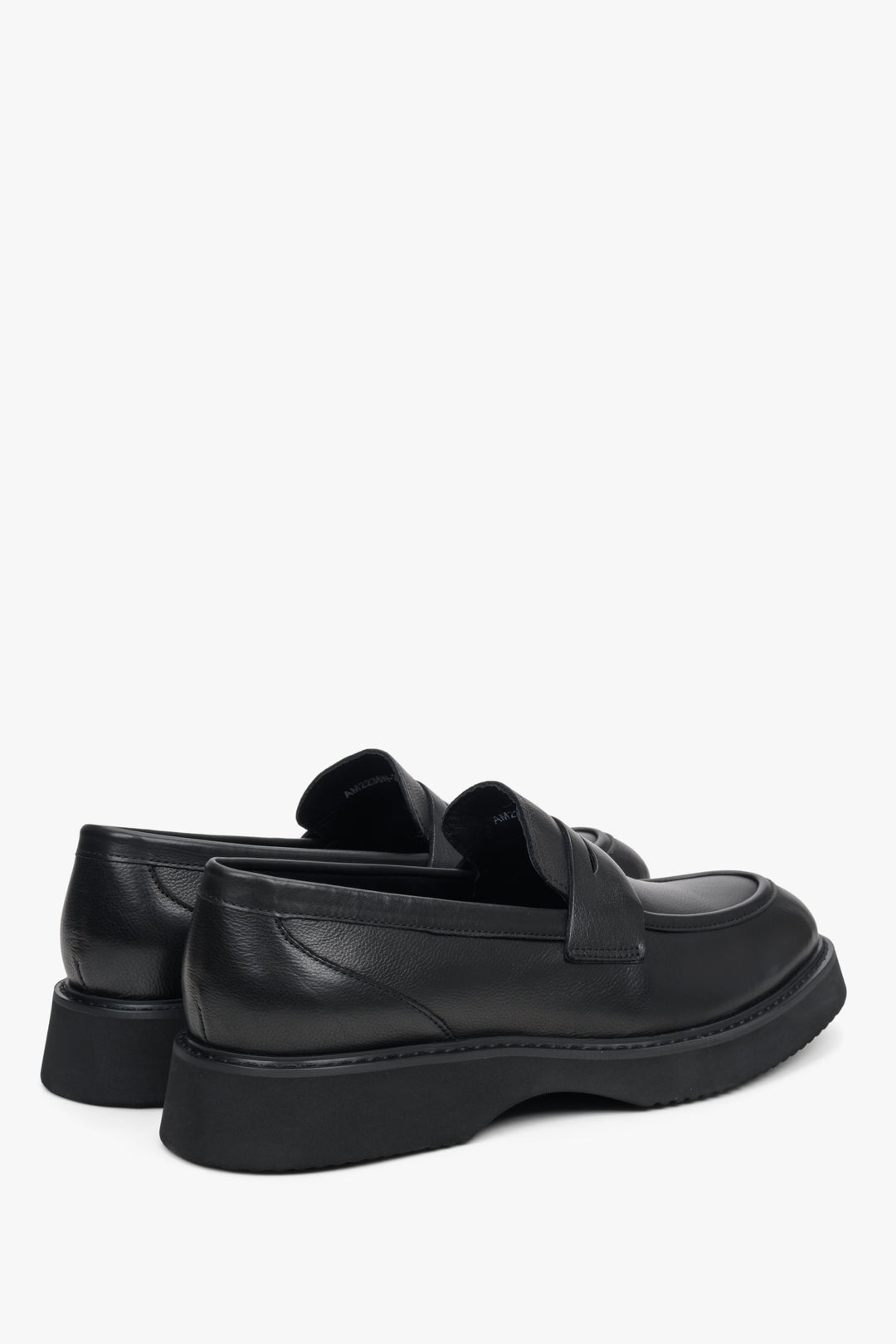 Męskie, skórzane mokasyny w kolorze czarnym Estro - zbliżenie na zapiętek i linię boczną buta.