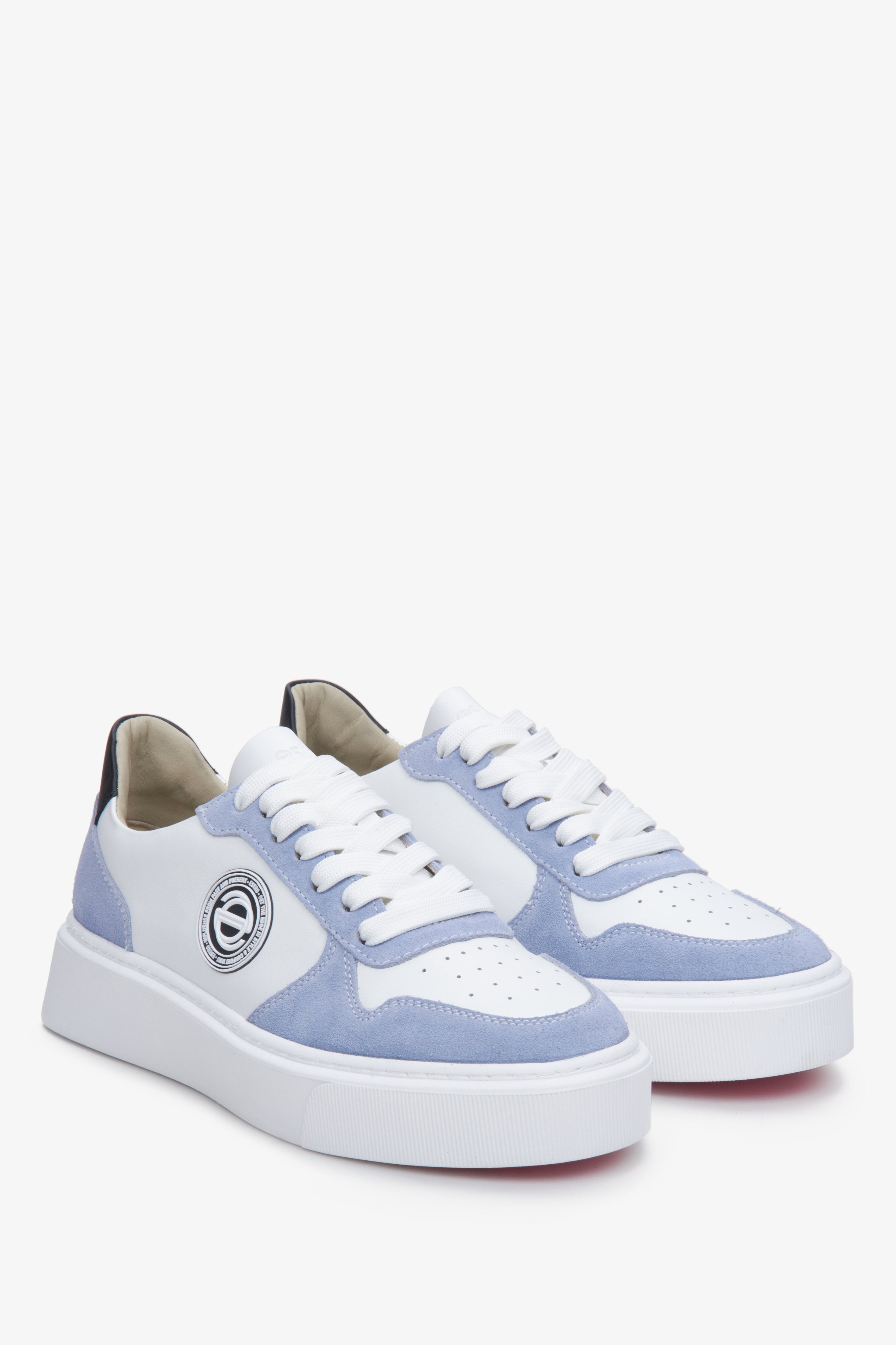 Sneakersy damskie z weluru i skóry naturalnej Estro ze sznurowaniem w kolorze biało-niebieskim.